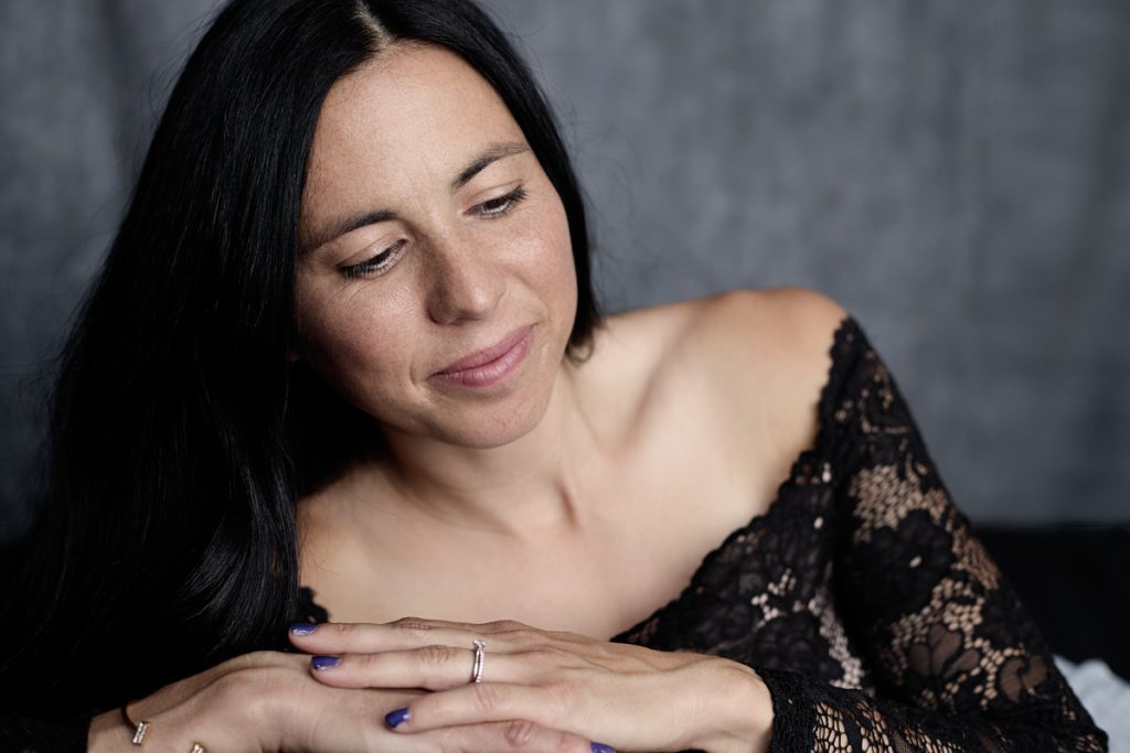 Close-up portrait capturing deep emotion and natural confidence. / Portrait en gros plan capturant l’émotion et la confiance naturelle.