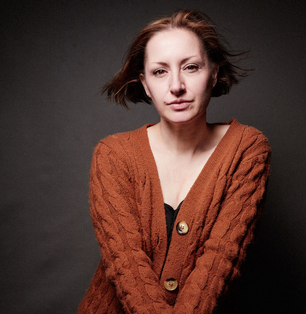 Portrait intime de Mireille Wu, photographe professionnelle de portraits éditoriaux et féeriques. / Intimate portrait of Mireille Wu, professional photographer of editorial and fairytale portraits. Expo Concours La Prairie 2025.