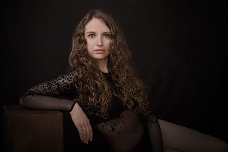 Confident boudoir portrait woman | Portrait boudoir femme confiante