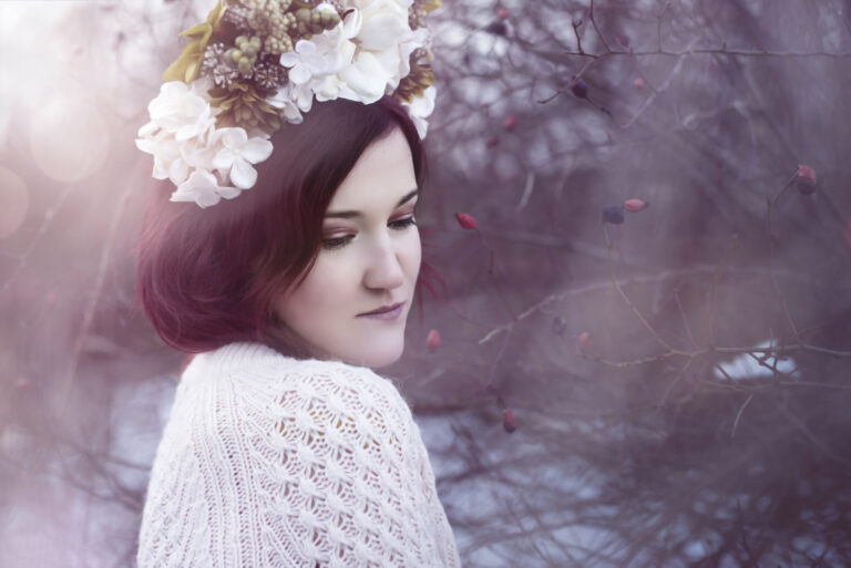 High school senior girl standing in the snow with cozy winter outfit / Fille finissante du secondaire debout dans la neige avec tenue d’hiver confortable