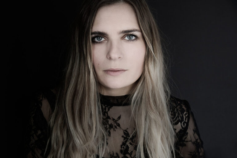 Editorial-style portrait photography on Montreal’s South Shore | Photographie de portrait style éditorial sur la Rive-Sud