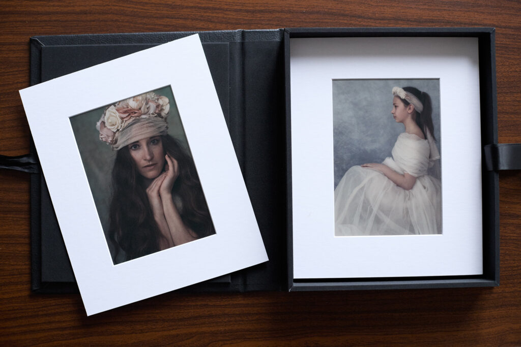 portfolio box with matted prints family portraits south shore montreal | boîte portfolio avec tirages photo famille rive sud montreal