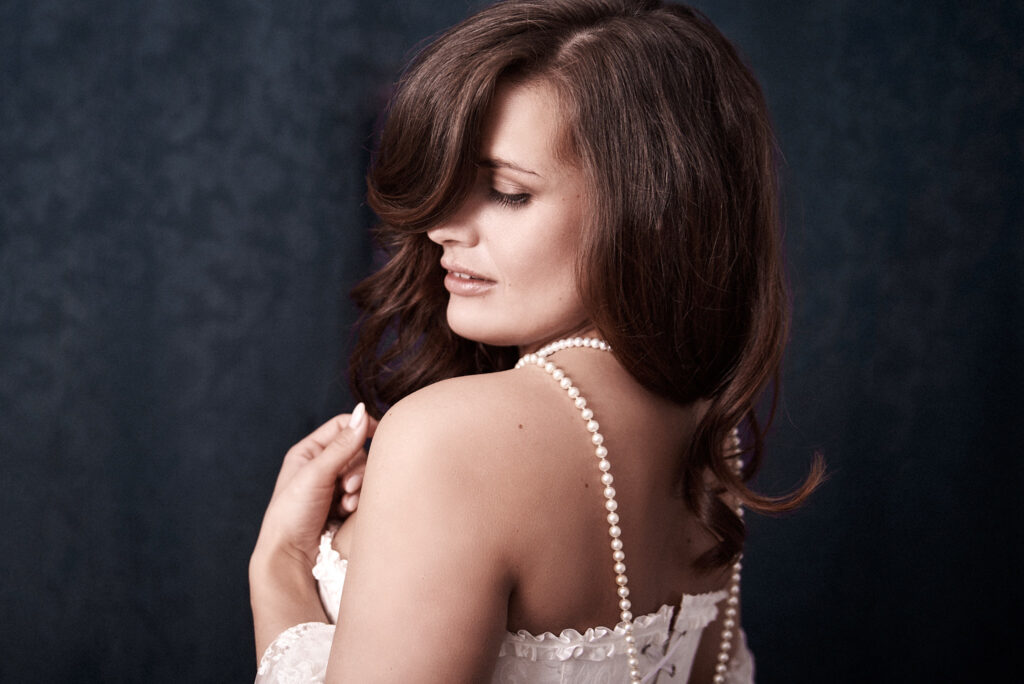 Elegant boudoir portrait of a woman in natural light | Portrait boudoir élégant d'une femme dans une lumière naturelle