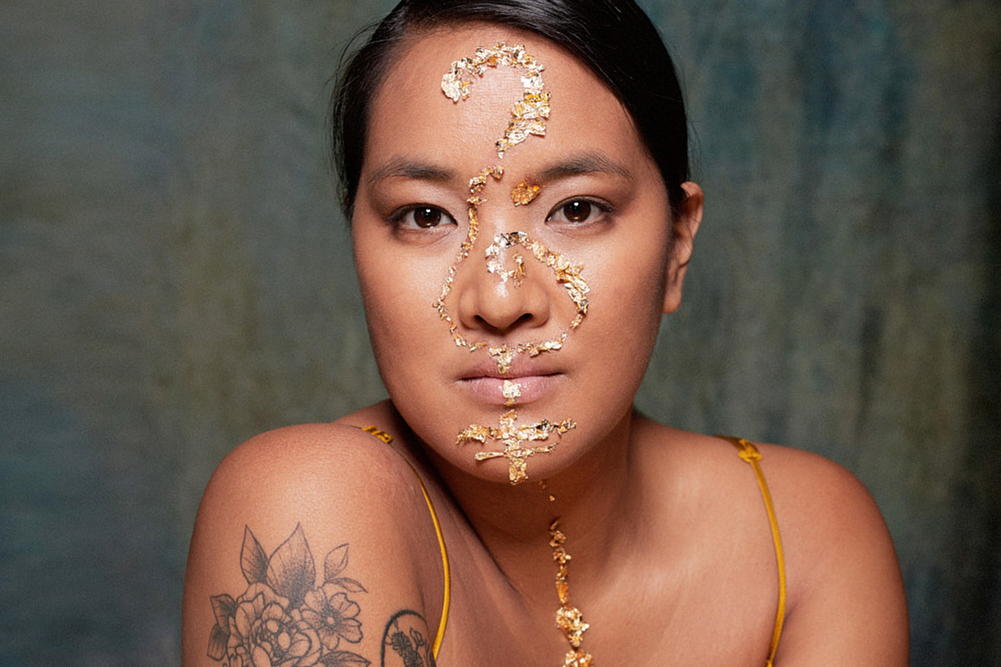 Artistic portrait of a woman created with cinematic light and editorial styling | Portrait artistique d'une femme réalisé avec une lumière cinématographique et un style éditorial