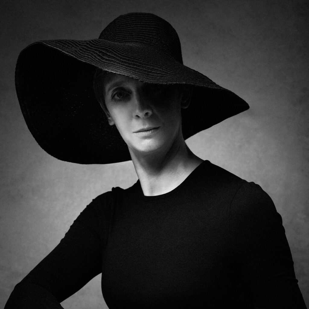 editorial portrait of woman in studio la prairie south shore montreal photographer | portrait éditorial femme studio la prairie rive sud montreal photographe
